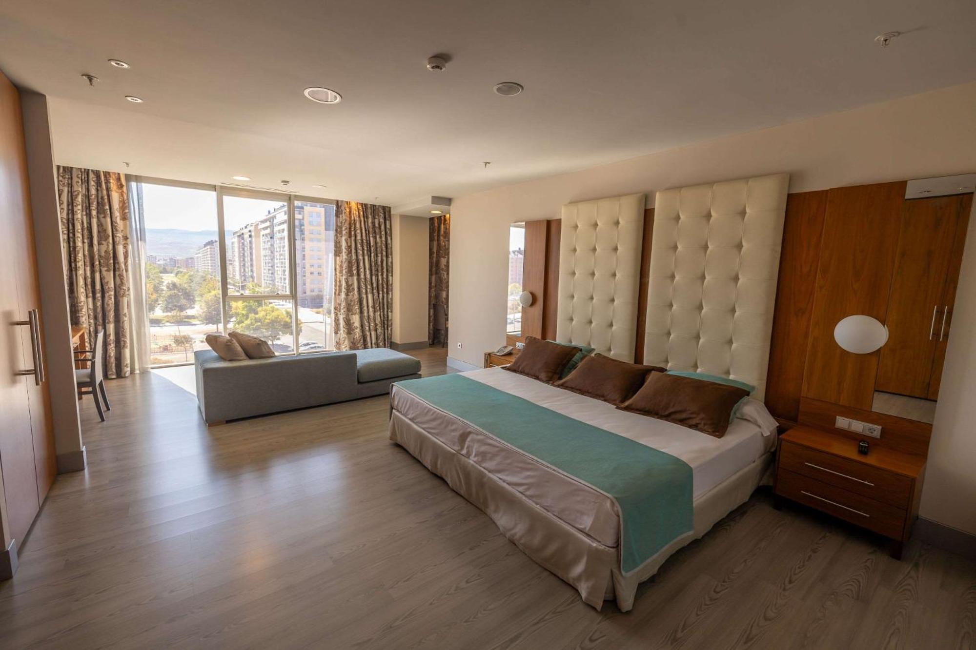 Hotel Ciudad De Ponferrada, Ascend Hotel Collection Kültér fotó